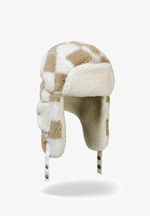 Cappello trapper in pelliccia sintetica a scacchi marrone e crema con orecchie rimovibili e cinturini regolabili, dotato di dettagli in metallo color oro. Morbido al tatto.