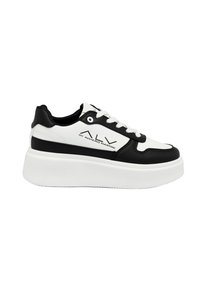 Zwart-witte sneaker met een gestructureerde bovenkant, ronde neus, dikke witte zool en zwarte accenten. De veters zijn wit met ronde oogjes.