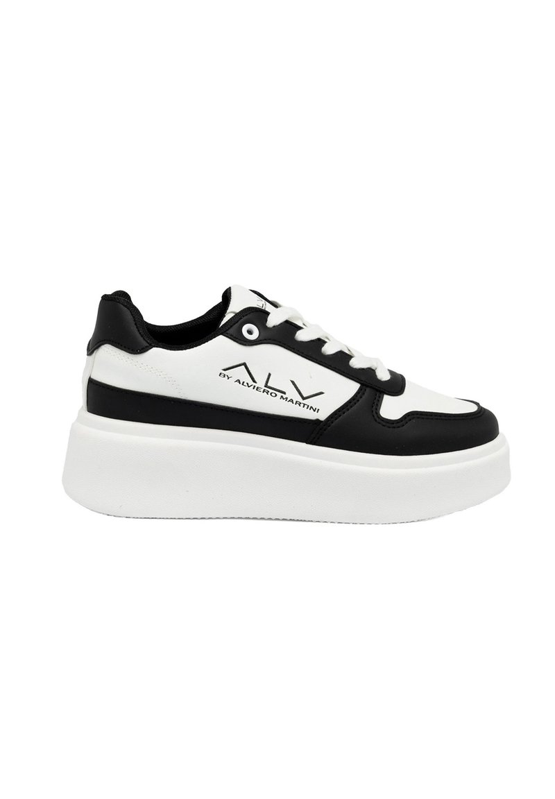 Zwart-witte sneaker met een gestructureerde bovenkant, ronde neus, dikke witte zool en zwarte accenten. De veters zijn wit met ronde oogjes.