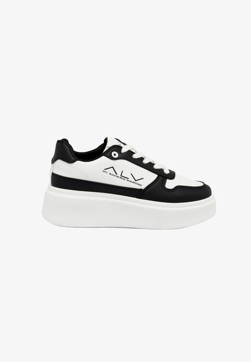 Sneaker in bianco e nero con tomaia texturizzata, punta rotonda, suola spessa bianca e accenti neri. I lacci sono bianchi con occhielli rotondi.