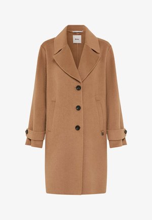 Cappotto in misto lana marrone con ampio colletto, quattro bottoni neri, tasche laterali e maniche arrotolate con bottoni decorativi.