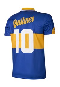 Blauwe voetbalshirt met een gele streep, geborduurd "Quilmes"-tekst en het nummer "10" in het wit op de achterkant. Korte mouwen ontwerp.