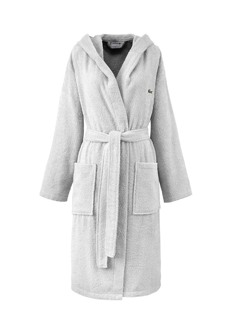 Accappatoio in cotone grigio con finitura testurizzata. Caratterizzato da cappuccio, maniche lunghe, cintura e due tasche frontali. Logo Lacoste sul petto.