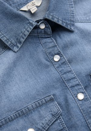 Blaue Jeanshemd mit Perlmutt-Druckknöpfen, spitzem Kragen und einer vorderen Brusttasche, Größe 38/40 gekennzeichnet.