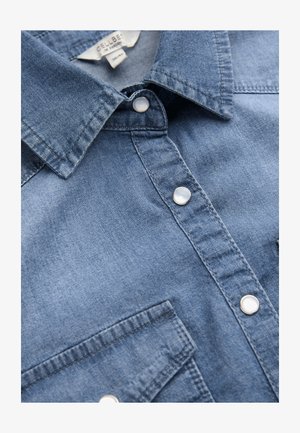 Blaue Jeanshemd mit Perlmutt-Druckknöpfen, spitzem Kragen und einer vorderen Brusttasche, Größe 38/40 gekennzeichnet.