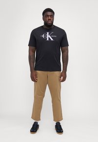 Calvin Klein Jeans Plus PLUS SEASONAL MONOLOGO TEE - Apdrukāts T-krekls - black/pastel lilac
