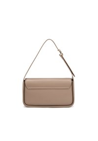 Borsa a tracolla in pelle beige con un design strutturato, patta frontale piatta e una singola tracolla regolabile. Presenta un branding sottile sul davanti.