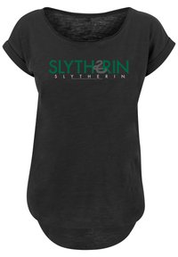 Svart T-skjorte med en avslappet passform, med en grønn "SLYTHERIN" logo og et "&" symbol i midten; mykt materiale og rullede ermer.