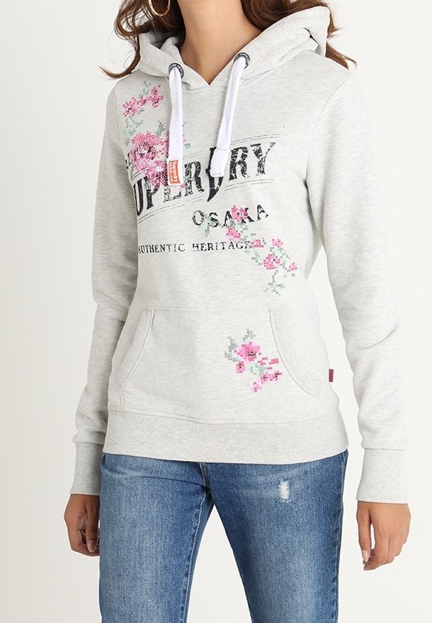 Sudadera gris claro con bordado floral en rosa y verde, bolsillo canguro delantero, capucha con cordones y puños y dobladillo acanalados.