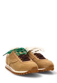 Zapatillas de ante marrón con cordones verdes y blancos, suela de goma texturizada y ojales en un marrón oscuro que contrastan. Diseño clásico de punta redonda.