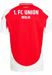 Maglietta da calcio a maniche corte rossa e bianca con "1. FC UNION" e "BERLIN" stampati sul retro in lettere bianche. Tessuto liscio, taglio atletico.