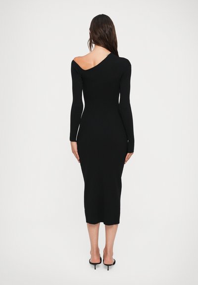Abito nero a maglia a coste con maniche lunghe, design asimmetrico off-shoulder, silhouette aderente e lunghezza fino al polpaccio. Vestibilità slim.