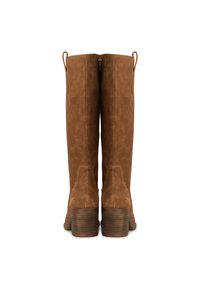 Botas de ante marrón hasta la rodilla con cierre de cremallera en la parte posterior y tacones de bloque de cuero. Presenta costuras mínimas y lengüetas de agarre.