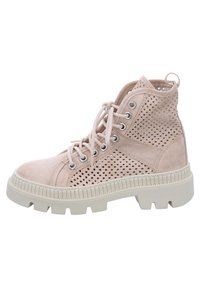 Botín de ante beige con diseño perforado, puntera redonda, cordones en la parte delantera, ojales de metal y suela de goma gruesa.