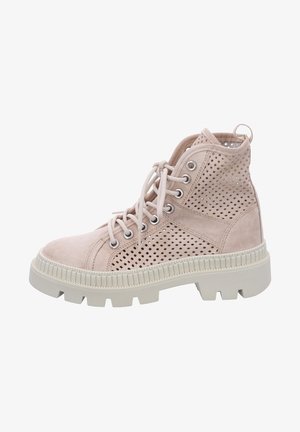 Beige ruskindsankelstøvle med perforeret design, rund tå, snørebånd fortil, metaløjer og tyk gummisål.