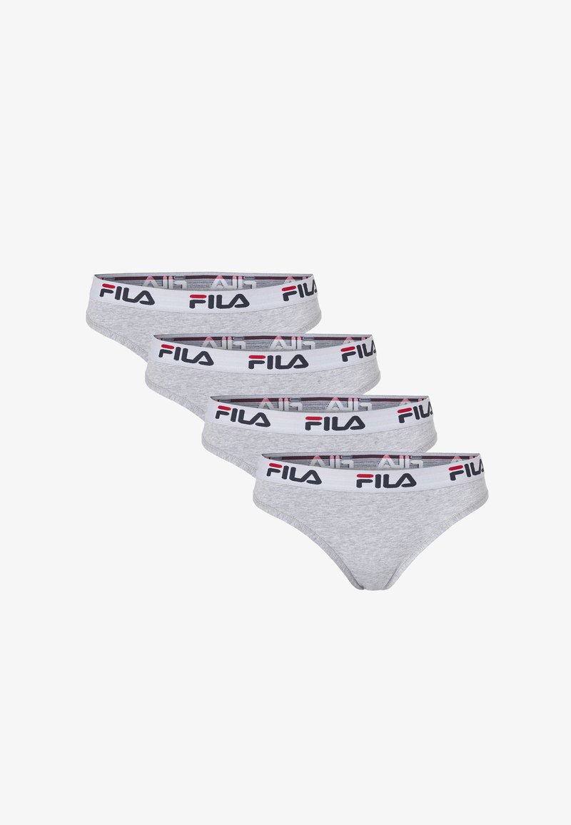 Quatre slips gris en coton avec une ceinture élastique blanche présentant le logo FILA en noir et rouge, empilés en diagonale.