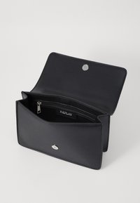 Schwarze Leder-Clutch, mit glatter Textur, magnetischem Druckverschluss und einem inneren Reißverschlussfach mit einem Markenlabel.