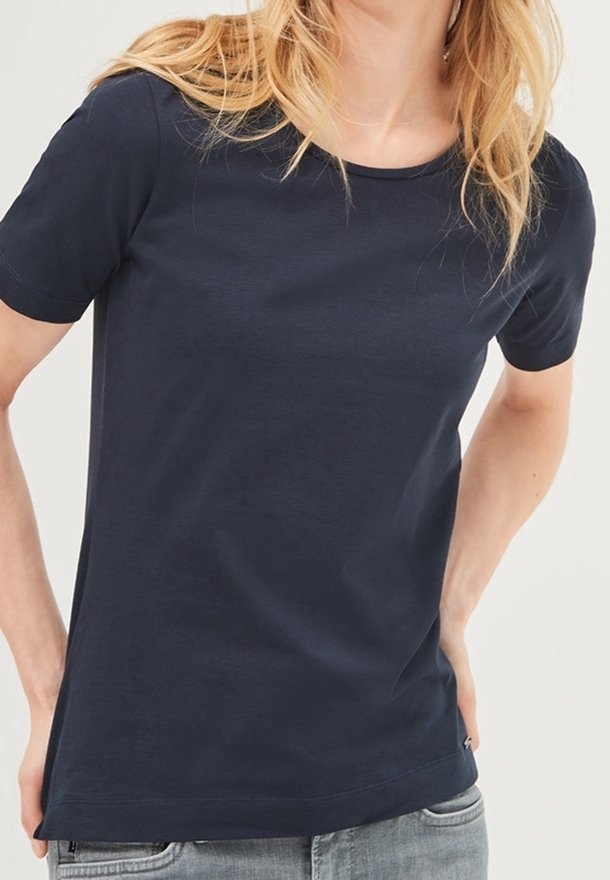 T-shirt bleu marine à manches courtes en coton doux. Doté d'un col rond et d'une coupe décontractée avec des fentes sur les côtés à l'ourlet.