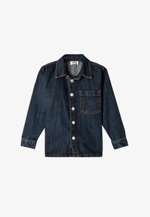 Chaqueta de mezclilla oscura con cuello tipo solapa, botones frontales, un bolsillo en el pecho y mangas largas. Presenta costuras en contraste.