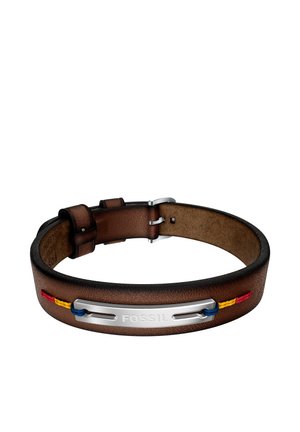 Braunes Lederarmband mit einer Metallplatte, graviert mit "FOSSIL", und roten, gelben und blauen Fadendetails auf jeder Seite.