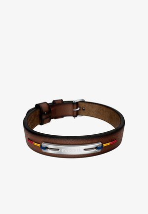 Braunes Lederarmband mit einer Metallplatte, graviert mit "FOSSIL", und roten, gelben und blauen Fadendetails auf jeder Seite.