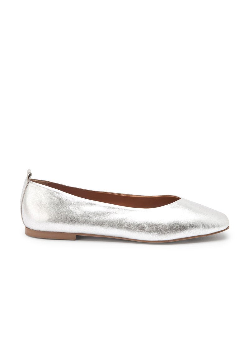 Silverfärgade metalliska balettflats med rund tå, elegant design, platt sula och en subtil textur, med en detalj på baksidan för enkel påtagning.