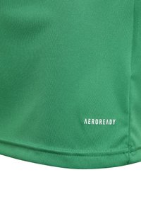 Maglietta sportiva verde realizzata in un tessuto liscio e traspirante, con un logo che recita "AEROREADY" in bianco in basso a destra.