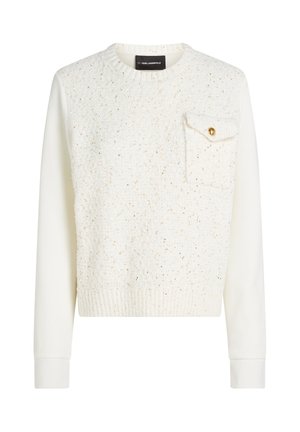 Weißer Pullover mit strukturierter Textur und einem dezenten Goldmuster sowie einer Fronttasche mit einem goldenen Knopf. Gerippter Saum und Bündchen.