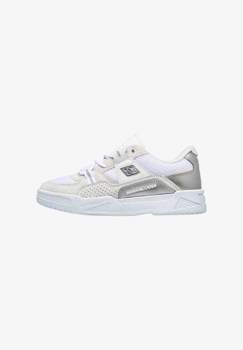 Baskets de sport blanches avec un mélange de cuir lisse et de mailles. Présentent des accents perforés, un bout renforcé et une semelle texturée.