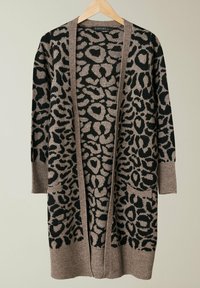 Neuleliivi, jossa on leopardi-kuvio mustalla beigen pohjalla. Avoin etuosa, pitkät hihat ja kaksi etutaskua.