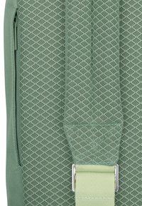 Zielony plecak wykonany z teksturowanego materiału, z siateczkowym wzorem na powierzchni. Posiada jasnozielony pasek oraz srebrne detale.