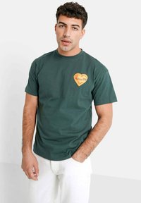 Sixth June - HEART - T-shirt basic - dark green Miniatuurafbeelding 1