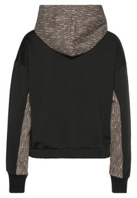 Felpa nera con cappuccio e maniche beige a fantasia, caratterizzati da un design testuale verticale. I polsini e il cinturino a costine completano il design.