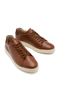 Bruna lädersneakers med en slät finish, rund tå och elegant design. Har bruna snören och en krämsfärgad gummisula.