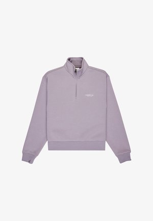Lilla half-zip sweatshirt lavet af blødt stof. Har ribbede manschetter og forneden, samt et lille trykt logo på brystet.
