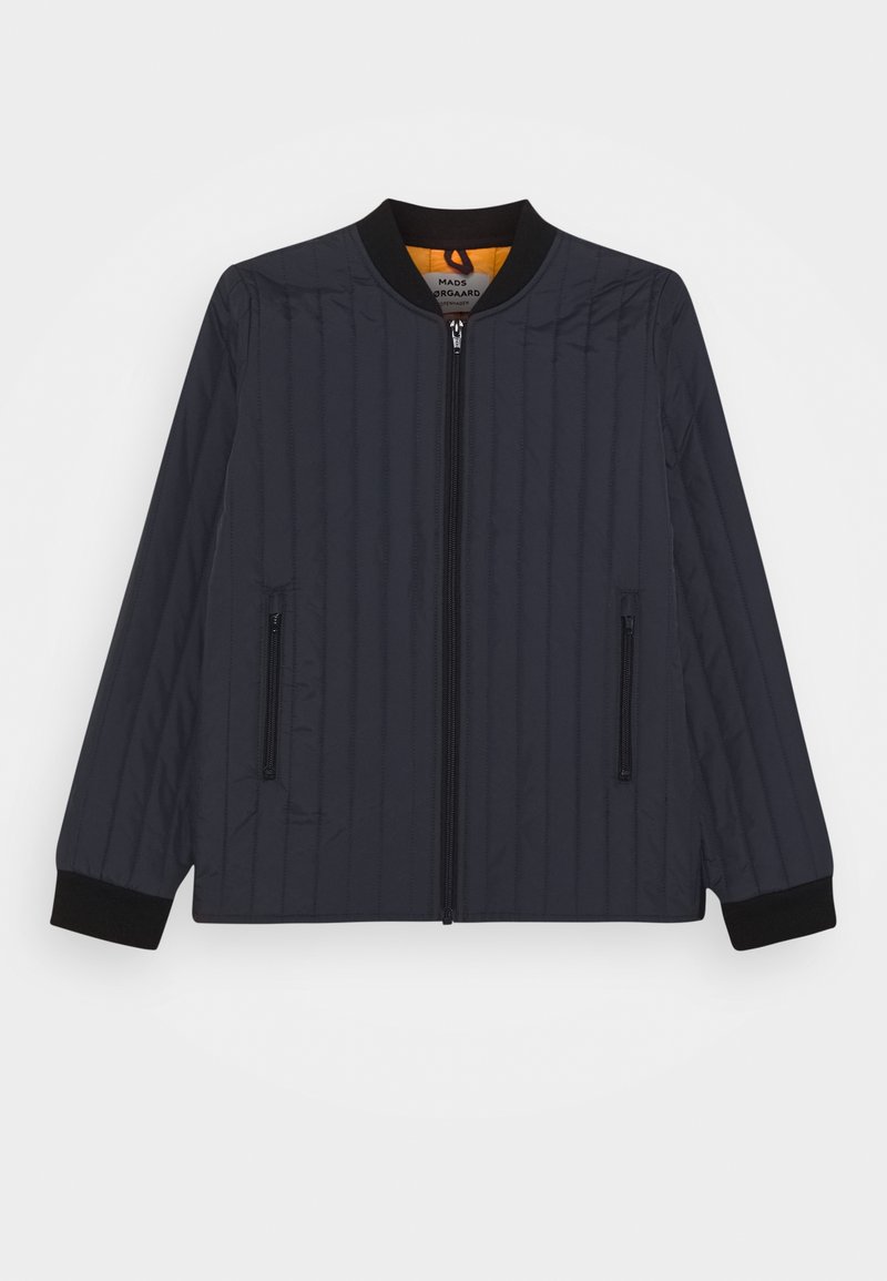 Veste bomber bleu marine avec texture matelassée, poignets côtelés, fermeture éclair à l'avant et deux poches latérales. Doublée d'un tissu orange pour le contraste.