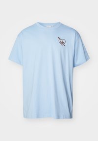 CUPID TEE - Trükipildiga T-särk - clear sky