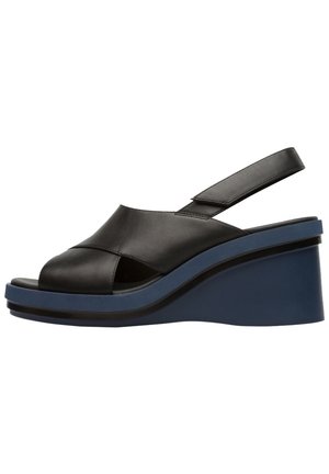 Sort læder åben tå kile sandal med navyblå platformsål og justerbar slingback rem.