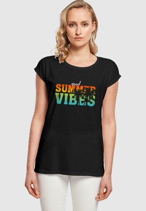 Schwarzes T-Shirt mit mehrfarbigem Text, der "gute SOMMER-VIBES" liest, und Silhouetten von Palmen, die in das Design übergehen.