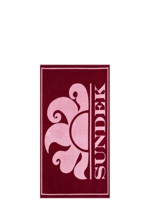 Asciugamano da spiaggia rettangolare con una grande grafica rosa di un sole e la parola "SUNDEK" in lettere maiuscole su sfondo marrone scuro.