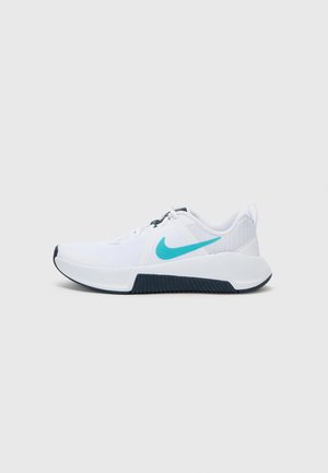 Chaussure de running Nike blanche avec un swoosh turquoise, des accents noirs sur la semelle et une tige en mesh, vue de profil sur un fond uni.
