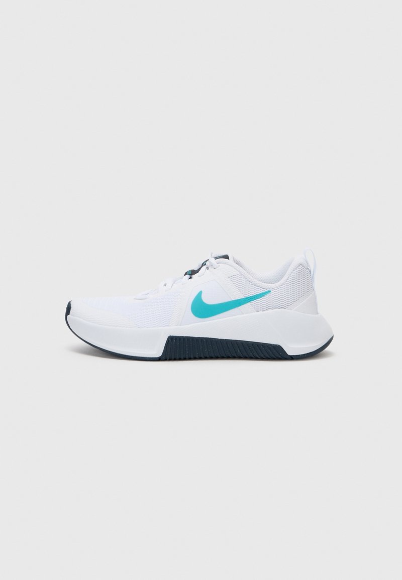 Chaussure de running Nike blanche avec un swoosh turquoise, des accents noirs sur la semelle et une tige en mesh, vue de profil sur un fond uni.