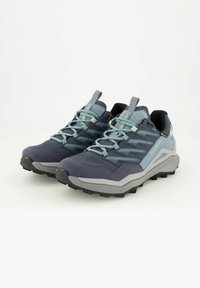 Herren Outdoor-Schuhe mit einem grauen und marineblauen Design, einem Obermaterial aus Mesh, einem sicheren Schnürsystem, strukturierten Akzenten und einer robusten schwarzen Sohle.