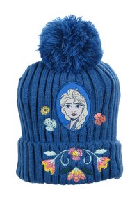 Gorro de lana azul con textura acanalada, un gran pompón en la parte superior y un parche con un personaje bordado, que presenta acentos de bordado floral.