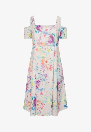 Kwiecista sukienka z odsłoniętymi ramionami i szerokimi ramiączkami, tło w pastelowych kolorach oraz wielobarwne kwiaty w odcieniach fioletu, różu, niebieskiego, żółtego i zielonego.