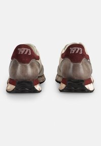 Herresneakers med en blanding af beige læder, brun ruskind og maroon detaljer, med en struktureret sort gummisål og '1973' broderi på hælen.