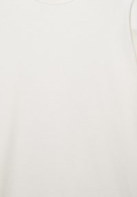 Preprosta bela majica s kratkimi rokavi in okroglim ovratnikom, gladka tekstura tkanine, brez vidnih logotipov ali vzorcev.