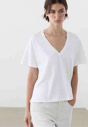 Massimo Dutti, FLOWING CROPPED FIT V-NECK T-SHIRT - T-shirt basique - white