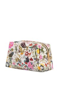 Borsa cosmetica con stampa floreale e di farfalle in vari colori, caratterizzata da una cerniera dorata e un esterno in tessuto testurizzato.