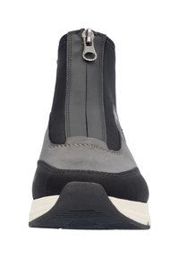 Hochschnitt Schuh mit einem schwarz-grauen Design, aus strukturiertem Wildleder und Stoffmaterialien, ausgestattet mit einem Frontreißverschluss und einer sportlichen weißen Sohle.
